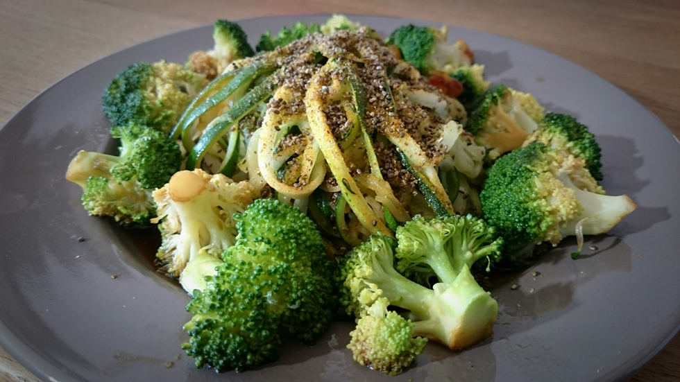 Zucchini-Spaghetti mit Brokkoli und Chia-Topping