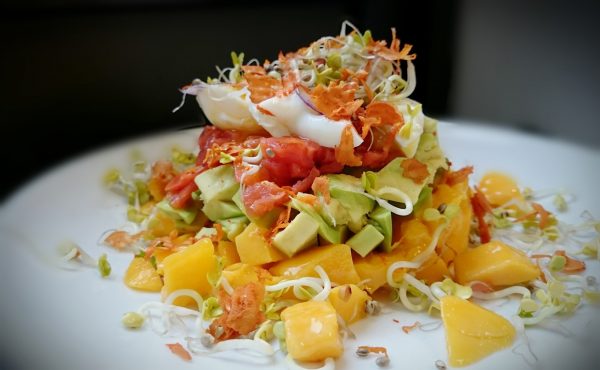 Mango-Avocado-Lachs-Ei-Türmchen