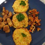 Blumenkohlrösti mit Paprika-Zwiebel-Gemüse und Curry-Putengeschnetzeltes