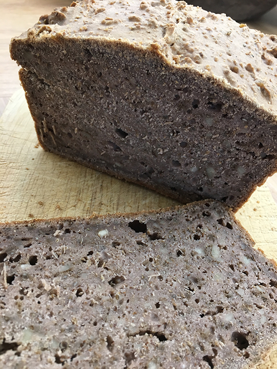 Buchweizenbrot mit Chia-Samen, Amaranth und Walnüssen